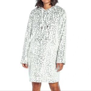 WILDFOX SZ S/M Oversized Snow Leopard Print Fleece Hoodie Loungewear Pajamas